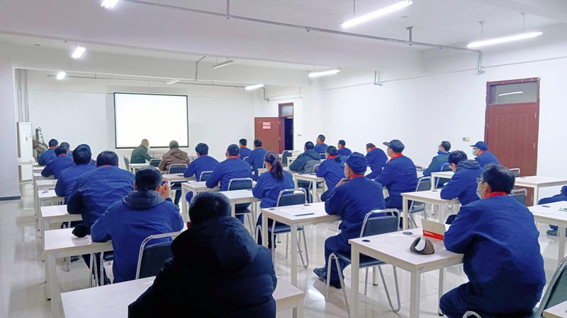 叉车操作后，应及时进行清洁和保养，以延长叉车的使用寿命。具体包括：